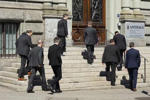 Anwaelte gehen nach der Mittagspause ins Gerichtsgebaeude, waehrend dem Prozess um die Auseinandersetzung der Motorradclubs Hells Angels und Bandidos, am Montag, 30. Mai 2022, in Bern. (KEYSTONE/Strin ...