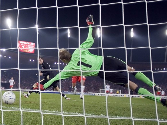 Alexander Manninger (de dos) est décédé dans un accident de la route ce jeudi