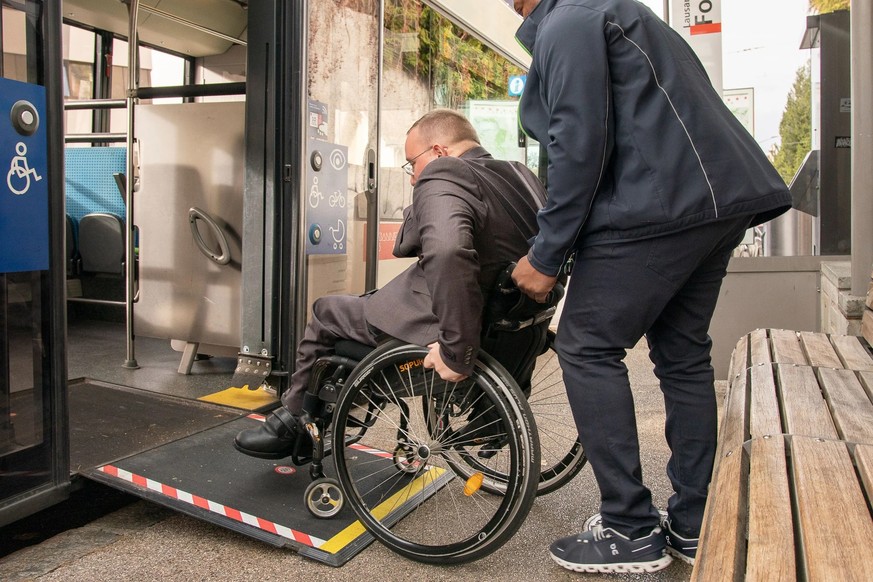 Nouh Latoui s'engage pour que les arrêts de bus soient accessibles aux personnes à mobilité réduite. Dans son canton, seuls 9% des arrêts répondent à cette exigence.