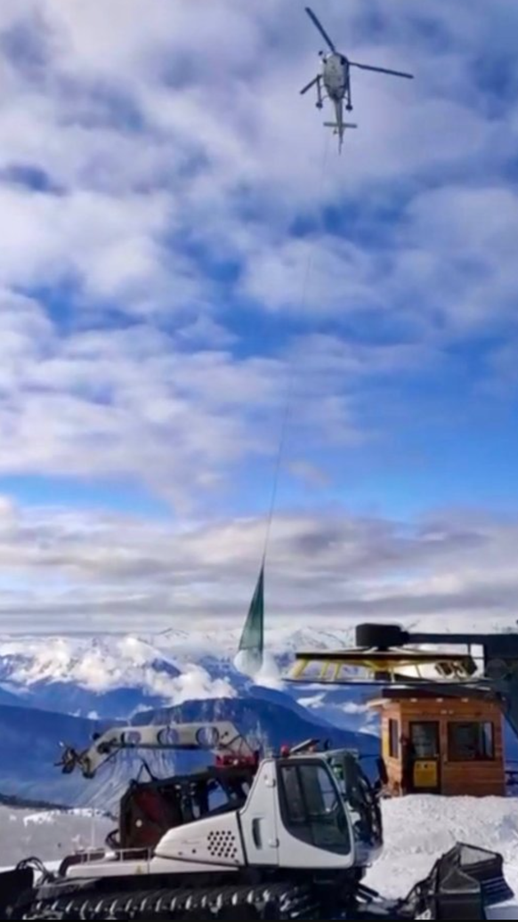 Un hélicoptère est venu déverser de la neige pour recouvrir les pistes de la station.