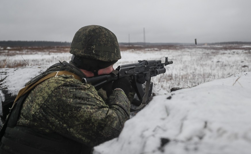 epa10363412 Mobilized serviceman attends a combat training at the Training Center of the Moscow Higher Combined Arms Command School of the Ministry of Defence of the Russian Federation in Noginsk, out ...