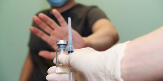 Se faire vacciner? Les Suisses Romands préfèrent laisser ça aux Alémaniques