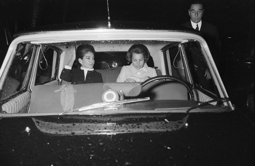 The Greek Opera singer Maria Callas (1923-1977) with Liliane Bettencourt (wife of the minister André Bettencourt) arrive at a meeting for medical research at UNESCO in Paris, 11st October 1968 (Photo  ...