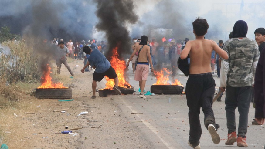 epa13020939 Protesters clash with Bolivian police and civilians in San Julian, Bolivia, 06 June 2026. At least two police officers were wounded by gunfire during an operation to clear a roadblock in t ...