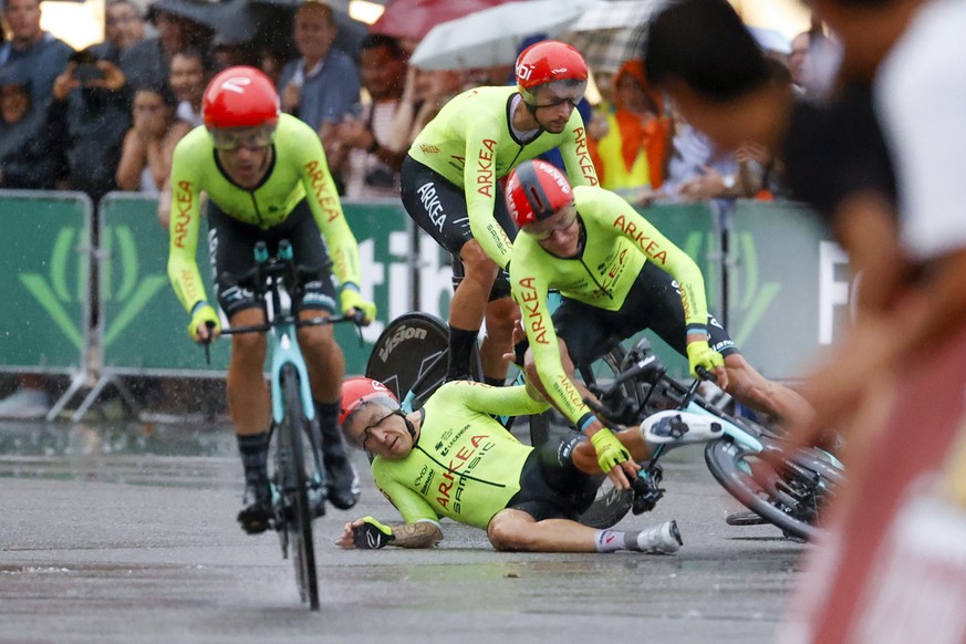 epa10822033 Riders of Arkea-Samsic team collide during the first stage of the Vuelta a Espana, a team time trial of 14.8 km, in Barcelona, Spain, 26 August 2023. EPA/Manu Bruque
