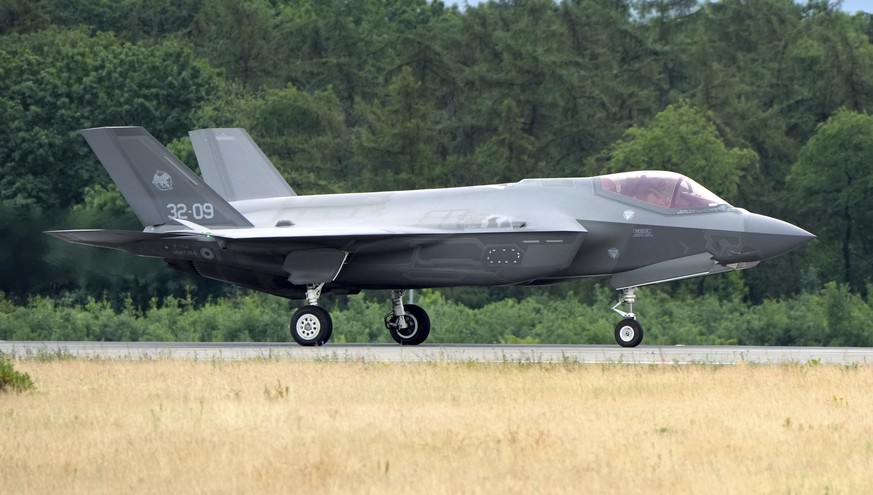 A Lockheed Martin F-35 Lightning II airplaine of the Italian airforce arrives for the ILA Berlin Air Show in Schoenefeld near Berlin, Germany, Monday, June 20, 2022. The Berlin Air Show takes place fr ...