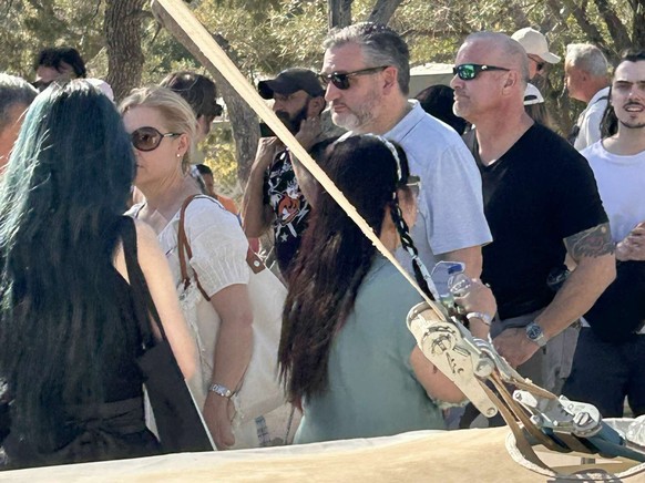 Le sénateur américain Ted Cruz, photographié au centre, au Parthénon d'Athènes, en Grèce, le samedi 5 juillet.