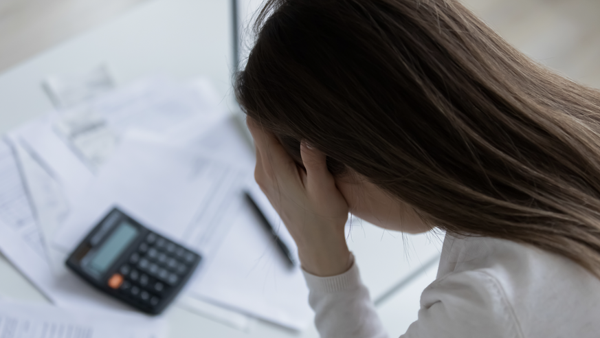 femme qui s&#039;inquiète devant les factures