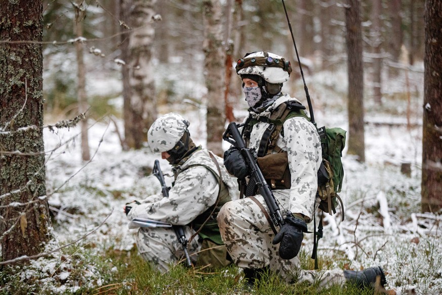 Des soldats finlandais pendant des exercices.