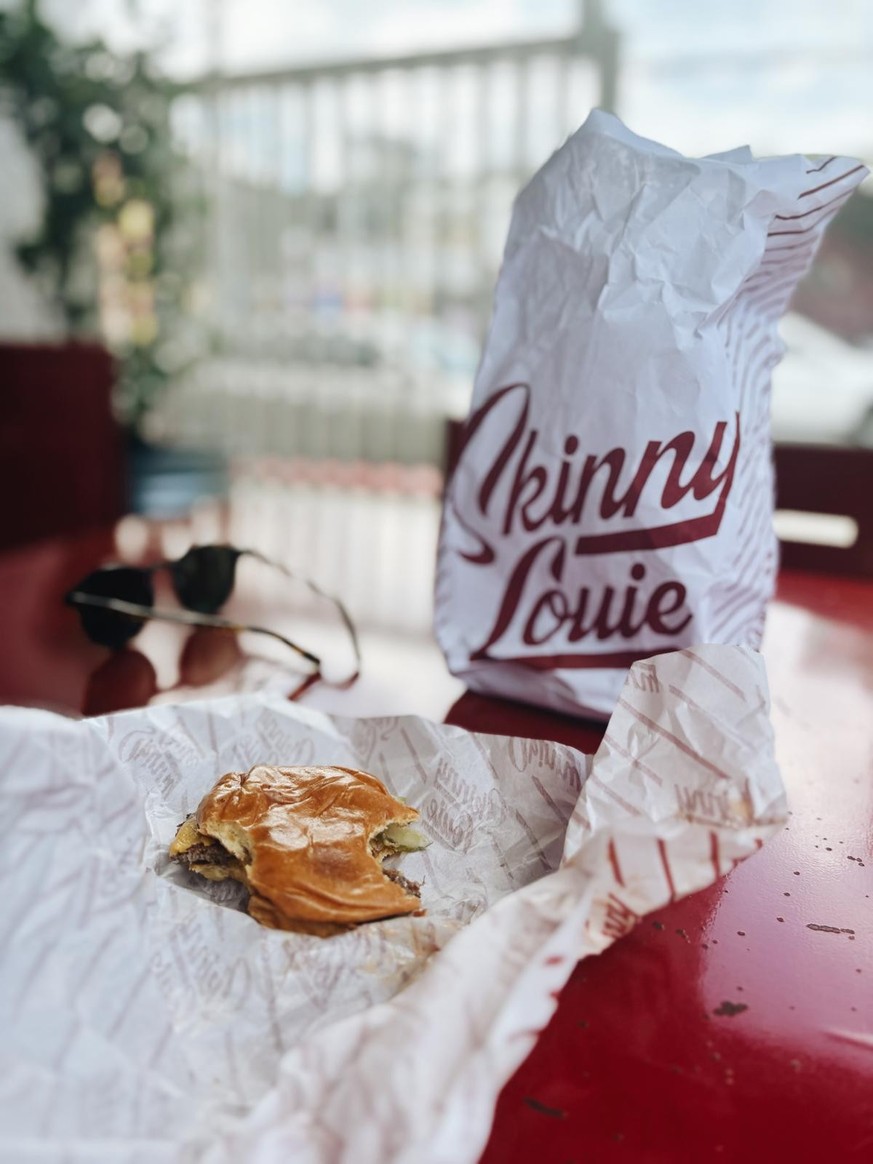 Les smash burgers miaméens de Skinny Louie déboulent à Genève, le temps d’une soirée.
