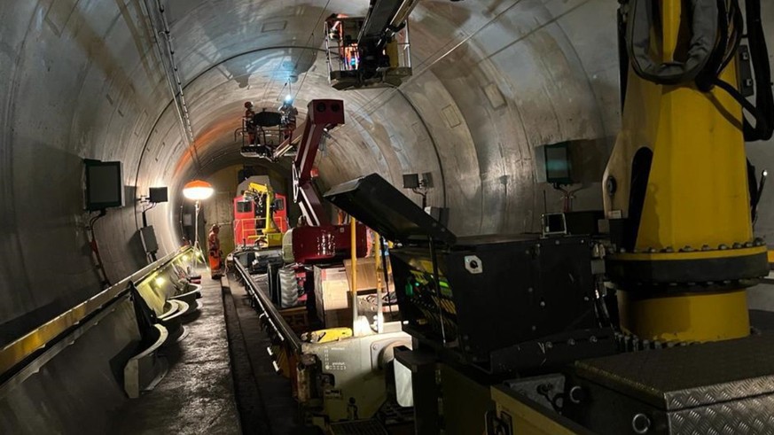HANDOUT - Mitarbeiter demontieren das mobilie Spurwechseltor im Gotthard-Basistunnel am Freitag, 18. August 2023. Bei der Entgleisung eines Gueterzuges am 10. August wurde die Gleisanlage sowie ein Sp ...