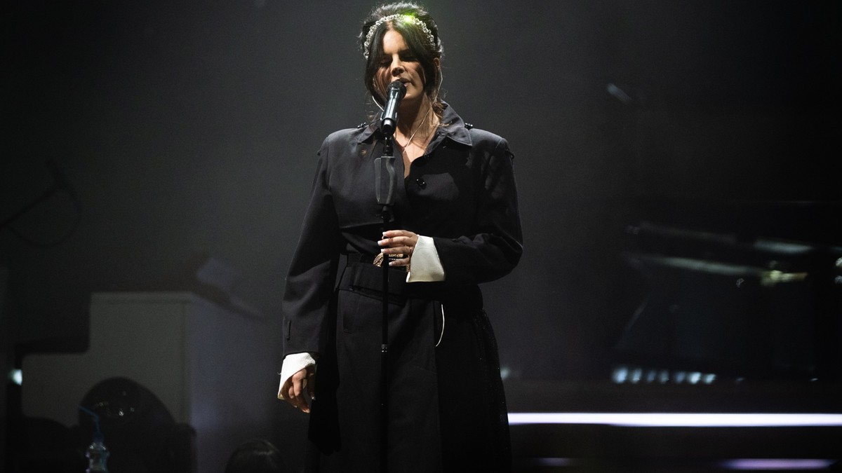 Lana Del Rey completa il suo concerto a cappella a Glastonbury nel 2025