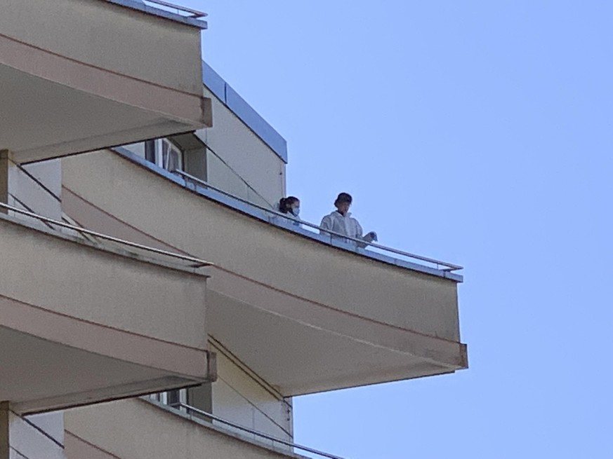 La police scientifique inspecte le balcon d'où les cinq membres d'une même famille sont tombés.