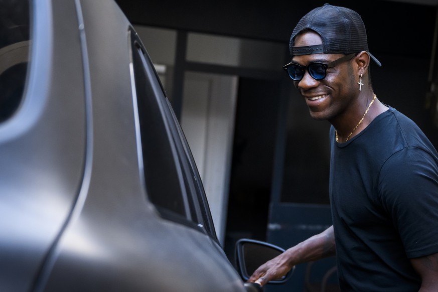 Mario Balotelli devant le siège du FC Sion.