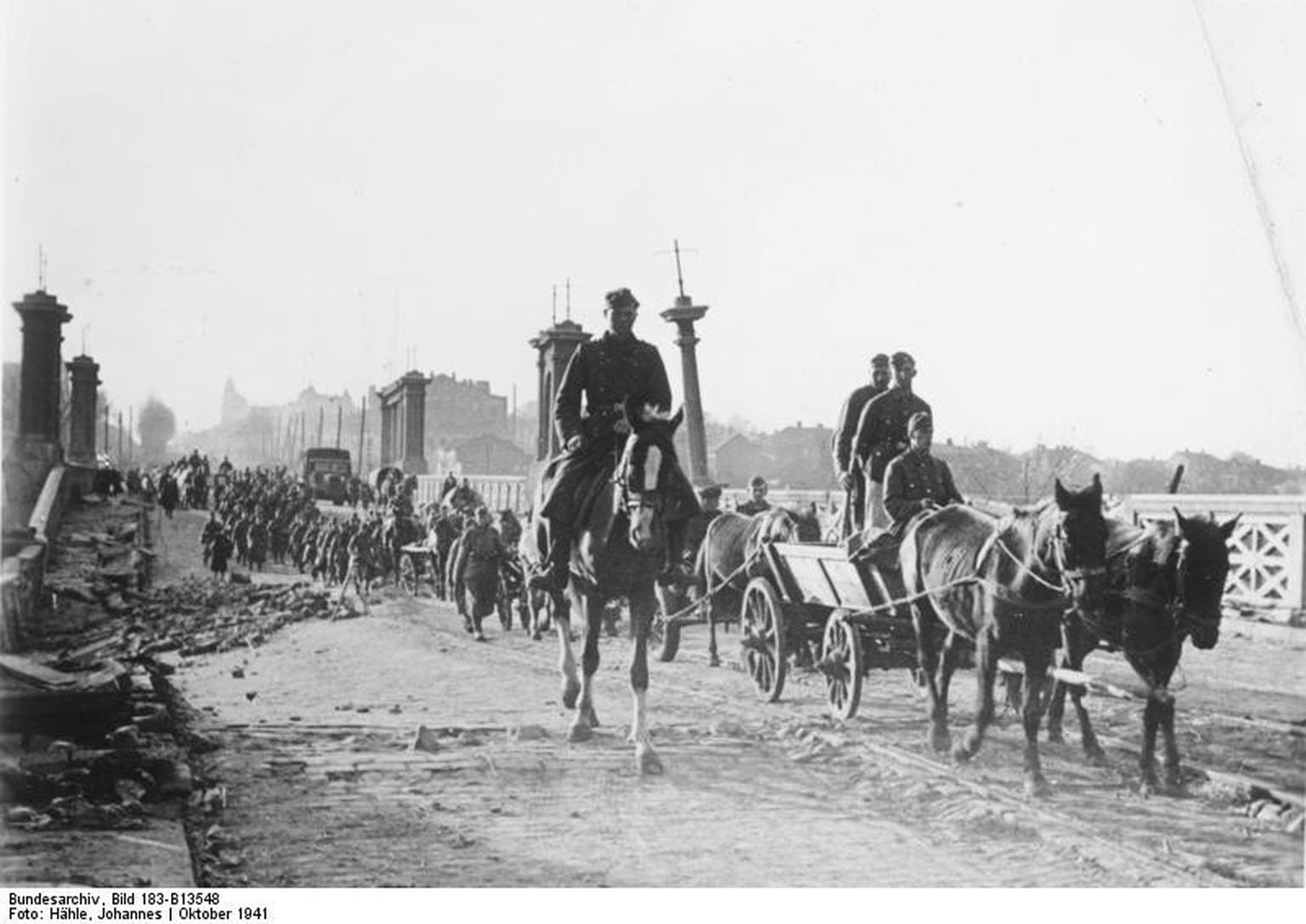 An der Sowjetfront: Immer neue Truppen ziehen von Westen kommend in die Stadt. Charkow.
PK-Aufnahme: Kriegsberichter: Hähle
10082-41 &amp;quot;Fr.&amp;quot; &amp;quot;Fr.OKW&amp;quot; Okt.41