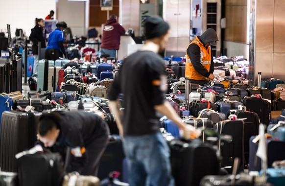 epaselect epa10380331 Hundreds of bags of luggage remain unclaimed at Baltimore Washington International Airport (BWI) as Southwest Airlines cancelled another 3,000 flights for the day in Baltimore, M ...