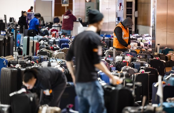 Plus d'une centaine de sacs et valises sont restés à l'aéroport international Thurgood Marshall de Baltimore-Washington après que près de 3000 vols ont été annulés le 28 décembre 2022.