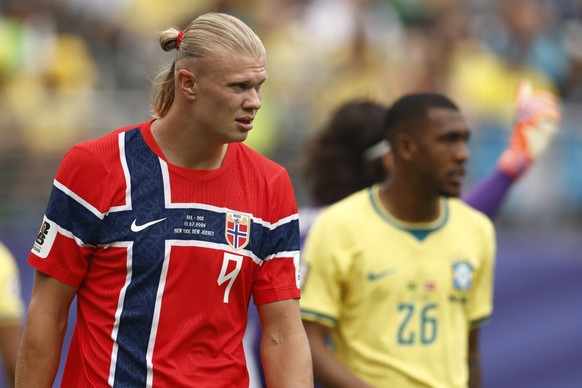 epa13089703 Erling Haaland of Norway looks on during the FIFA World Cup 2026 Round of 16 match Brazil against Norway, in New Jersey, USA, 05 July 2026. EPA/WILL OLIVER