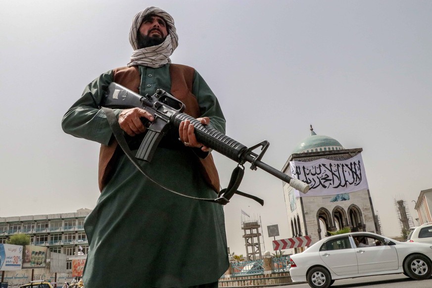 epa09417721 Taliban fighter stands guard at a checkpoint in Kandahar, Afghanistan, 17 August 2021. Taliban co-founder Abdul Ghani Baradar, on 16 August, declared victory and an end to the decades-long ...