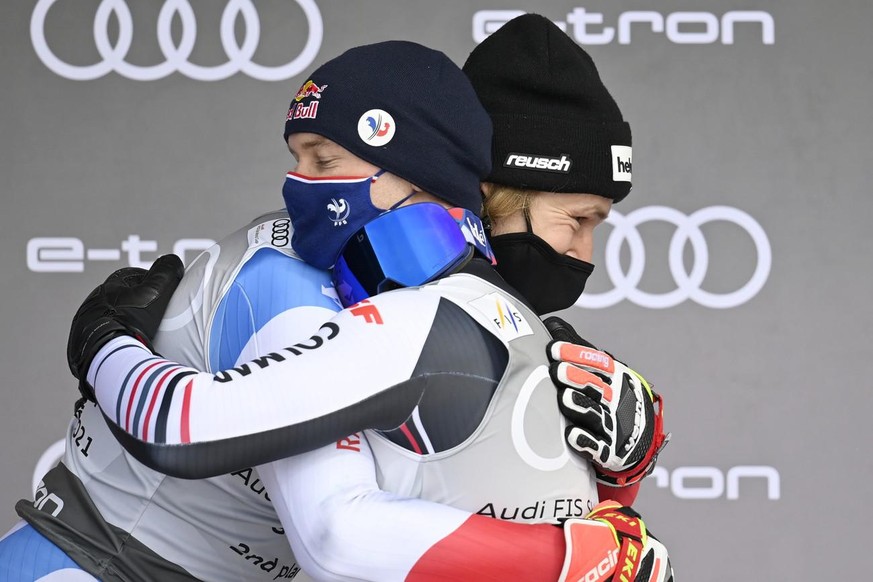 Chaleureuse accolade entre Marco Odermatt (à gauche) et Alexis Pinturault lors des finales de la Coupe du monde 2021 à Lenzerheide.