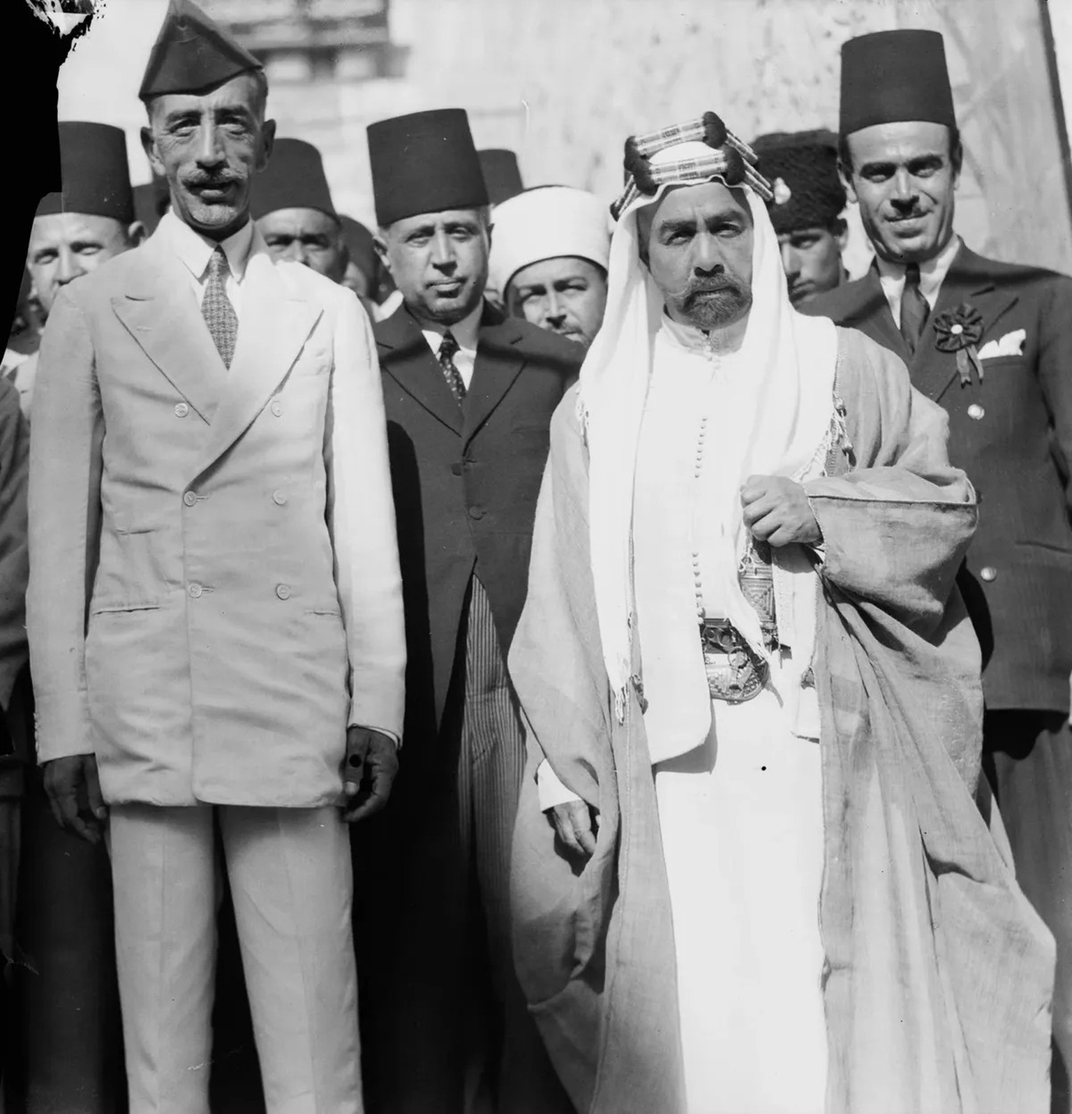 Fayçal Ier (à gauche) en visite en Palestine en 1933, peu avant son voyage en Europe, au cours duquel il succomba à une crise cardiaque. À ses côtés, son frère Abdallah Ier, alors émir de Transjordani ...