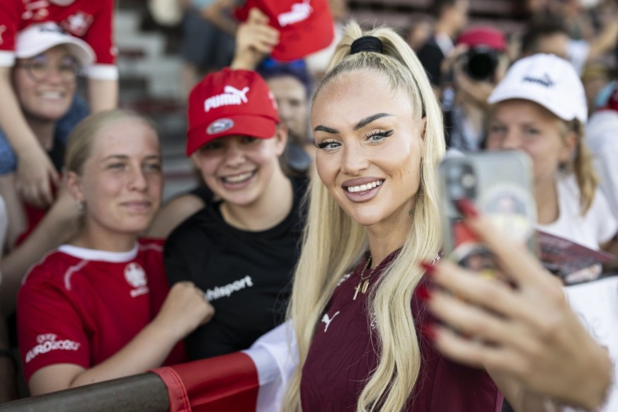 Alisha Lehmann est très demandée par les fans.