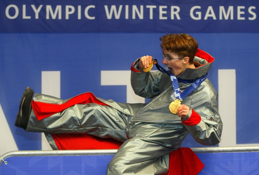 Simon Ammann célèbre avec exubérance ses titres olympiques à Salt Lake City.