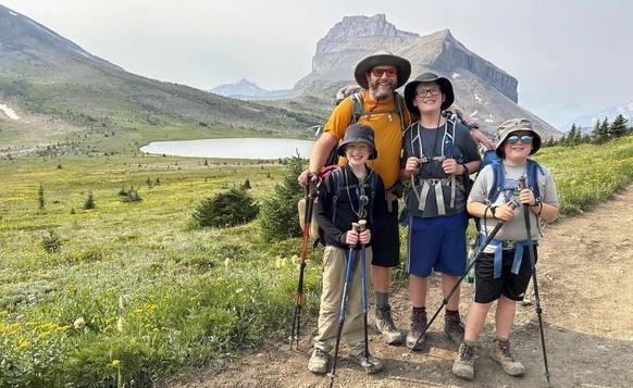 Photo non datée montrant la famille Campbell, lors d'une randonnée dans les Rocheuses, près de leur domicile à Calgary, en Alberta (Lynn Campbell via AP)