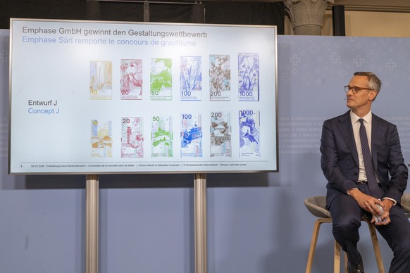 Der Vize-Praesident der Schweizer Nationalbank, Antoine Martin, rechts, praesentiert die neuen Schweizer Banknoten der Grafiker Emphase Gmbh, anlaesslich der praesentation der neuen Schweizer Banknote ...