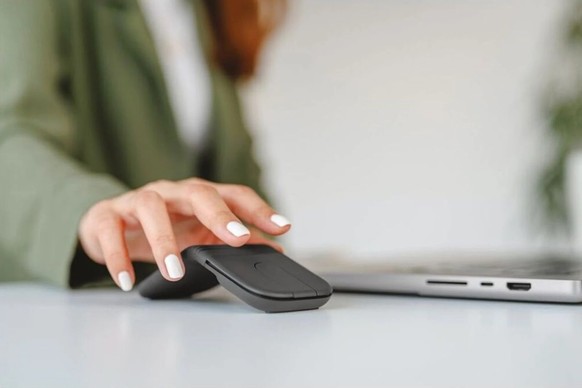 La nouvelle souris de voyage de Logitech est légère et pliable.