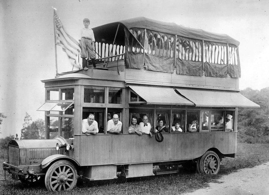 https://www.loveexploring.com/galleryextended/84771/what-vacations-looked-like-in-every-decade-since-1900?page=1 
In 1915, a mode of transport that would revolutionise the way Americans hit the road w ...
