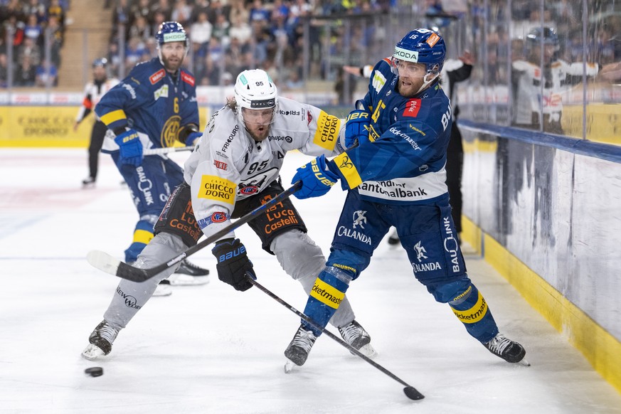 Simon Ryfors (HCD), rechts, kaempft um den Puck mit Jacob De la Rose (HCFG), links, im fuenften Eishockey Playoff Finalspiel der National League zwischen HC Davos (HCD) und HC Fribourg-Gotteron (HCFG) ...