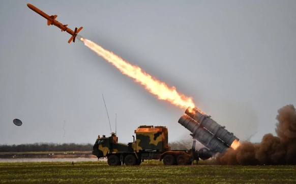 Le lancement d&#039;un missile Neptune qui aurait touché le navire de guerre russe Moskva. watson