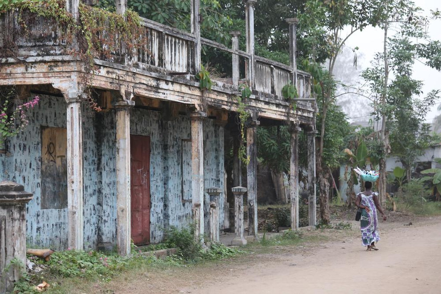 Ancienne maison coloniale abandonnée à Grand-Bassam, en Côte d&#039;Ivoire