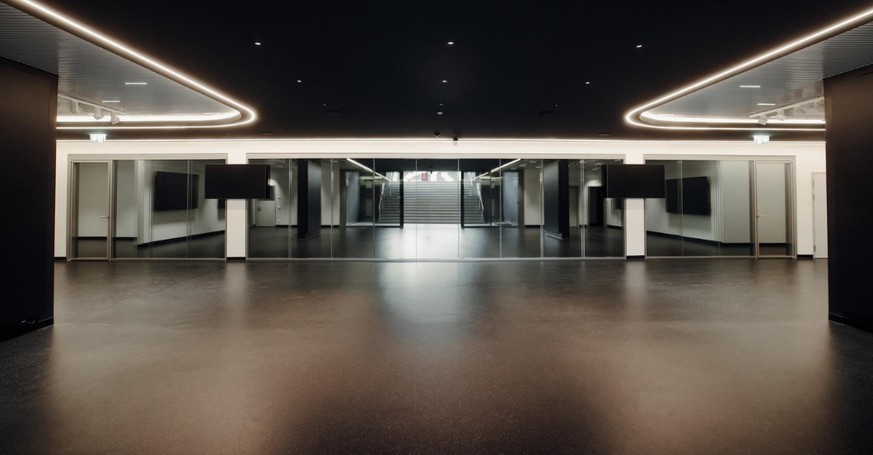 C’est derrière ces vitres que seize personnes peuvent observer le cheminement des joueurs des vestiaires au terrain.