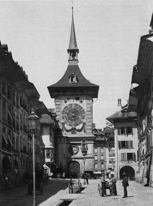 Une lanterne à gaz dans la vieille ville de Berne, 1865.
https://commons.wikimedia.org/wiki/File:Zytglogge_1865.jpg