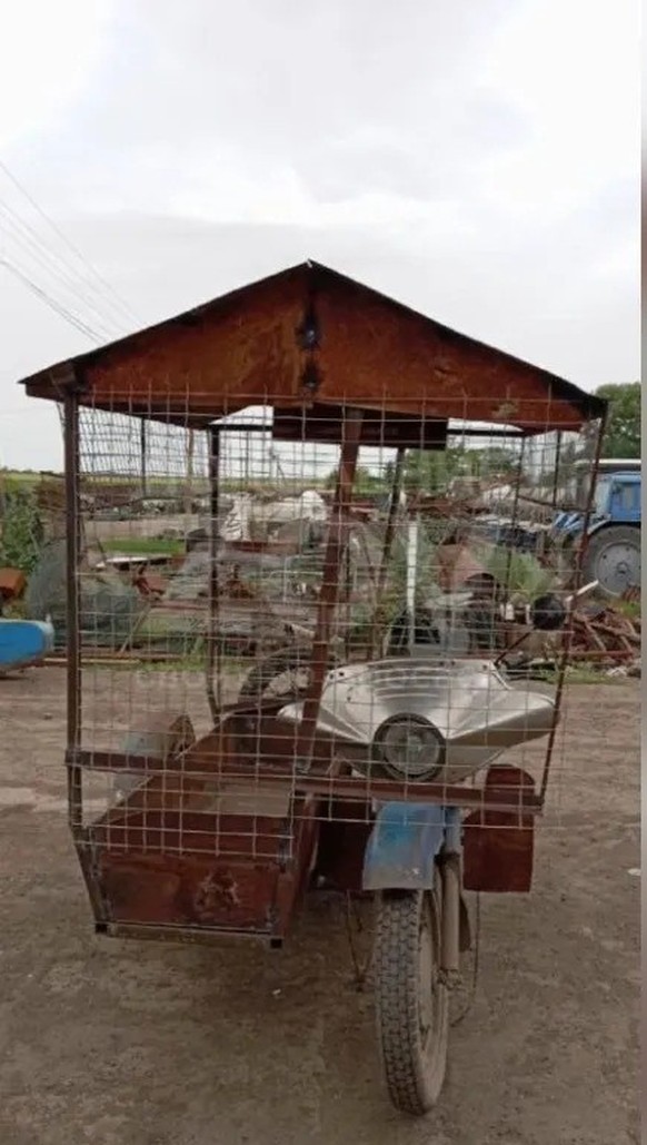 Moto russe renforcée par une cage en métal.