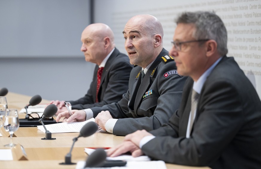 Korpskommandant Thomas Suessli, Chef der Armee, Mitte, spricht neben Gerhard Jakob, Chef Finanzen Verteidigung, links, und Stefan Hofer, Armeesprecher, rechts, waehrend einer Medienkonferenz ueber die ...