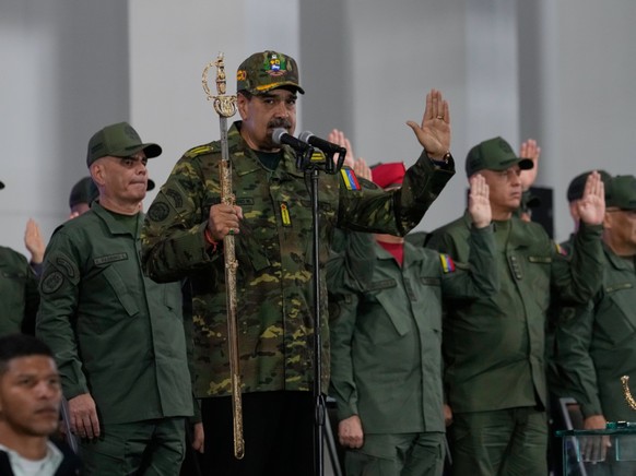 Donald Trump dit avoir eu un échange téléphonique avec Nicolás Maduro, au centre du cliché (archives).