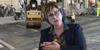 Genève: des activistes trouent une route et éclaboussent une élue verte