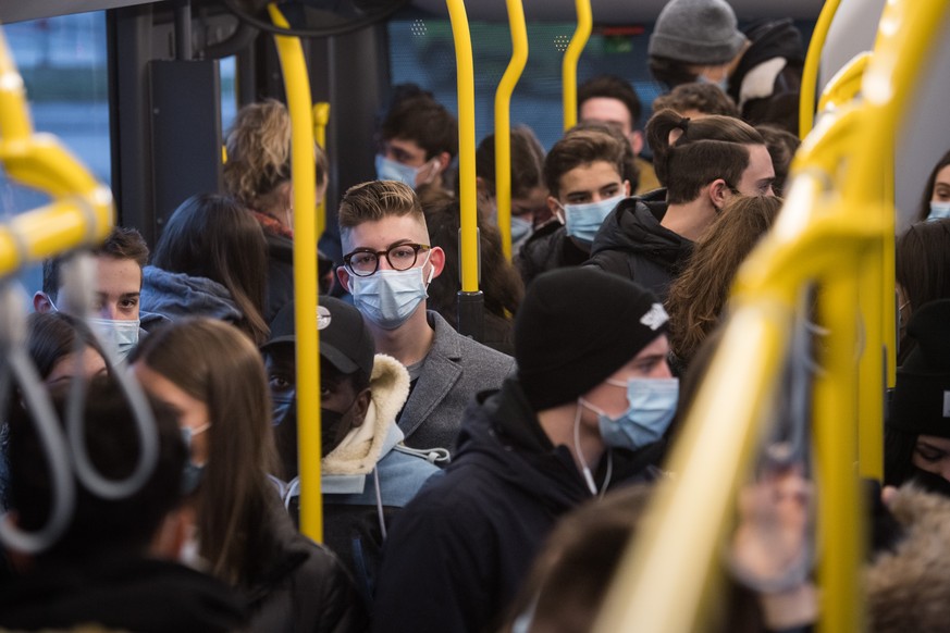 Viele Angestellt und Studenten benutzen am Freitag, 18. Dezember 2020, im Zentrum von Bellinzona einen Bus der Postauto-Betriebe. (KEYSTONE/Ti-Press/Alessandro Crinari)