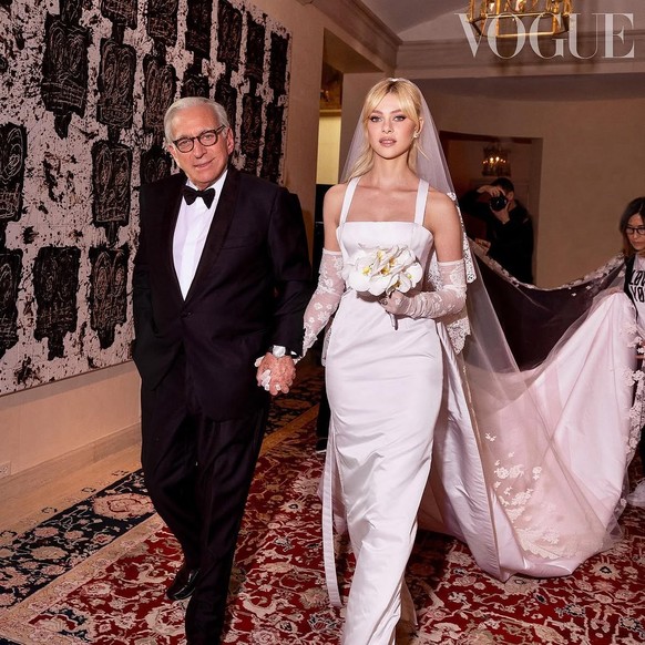 Nicola Peltz dans sa robe Versace qui a fait couler beaucoup d'encre et son père, le milliardaire Nelson Peltz.