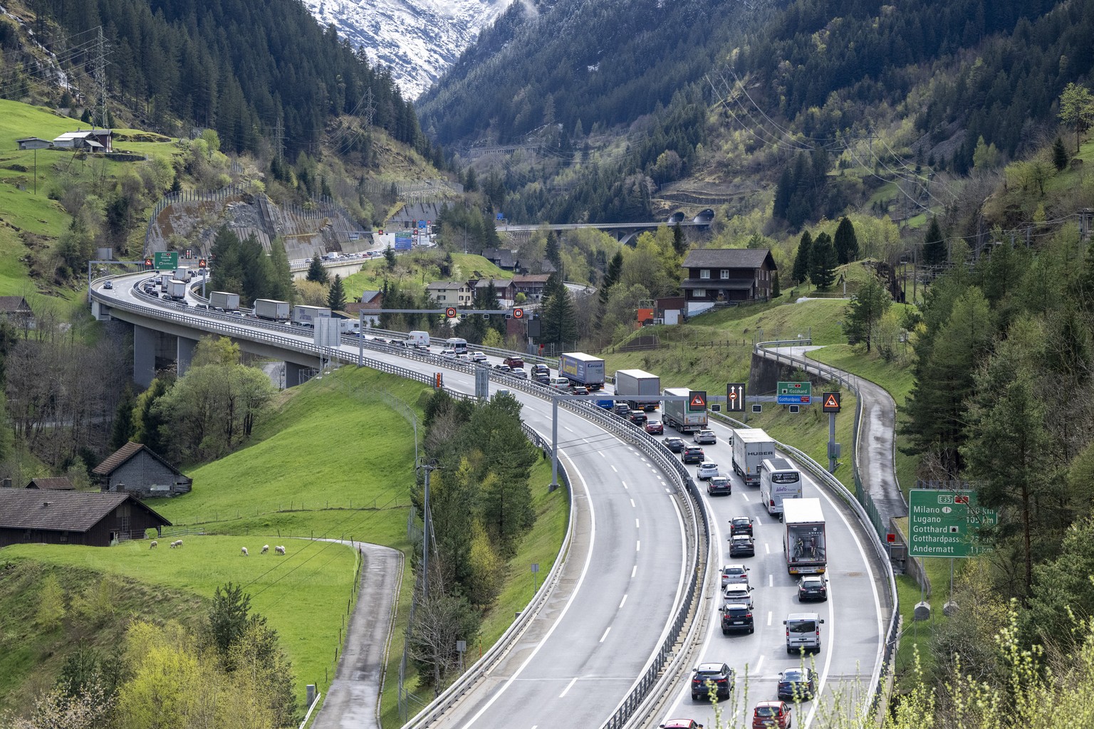 epa12036975 Packed traffic heading south on the A2 motorway in front of the Gotthard tunnel between Goeschenen and Erstfeld in Switzerland, 17 April 2025. Many commuters are on their way home or to se ...