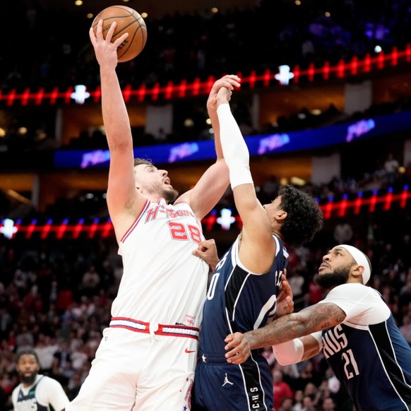 Alperen Sengun (28) et les Rockets ont battu Dallas samedi