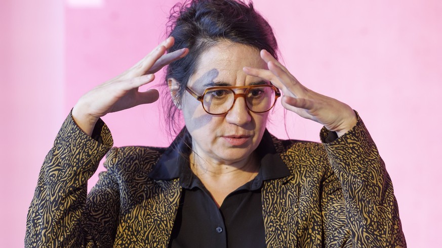 Séverine Chavrier conserve la direction artistique de la Comédie de Genève, mais ses responsabilités opérationnelles sont provisoirement transférées afin de protéger le personnel et assurer la continu ...