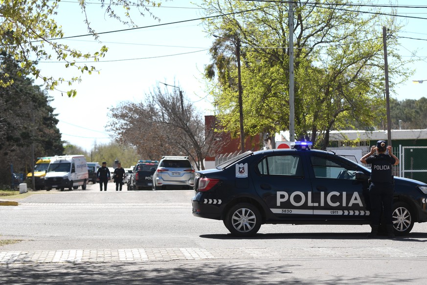 epa12367987 Police officers guard the outside of a school in Mendoza, Argentina 10 September 2025. A 14-year-old girl entered a school in the Argentine province of Mendoza with a gun, fired three shot ...
