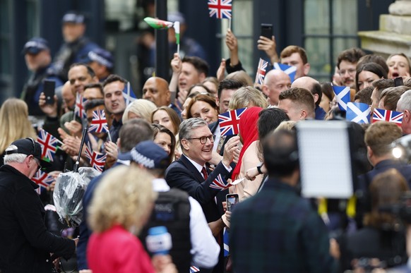 epa11459053 Britain&#039;s new Prime Minister Keir Starmer (C) greets wellwishers as he arrives at Downing Street in London, Britain, 05 July 2024. Labour party leader Keir Starmer became the country& ...