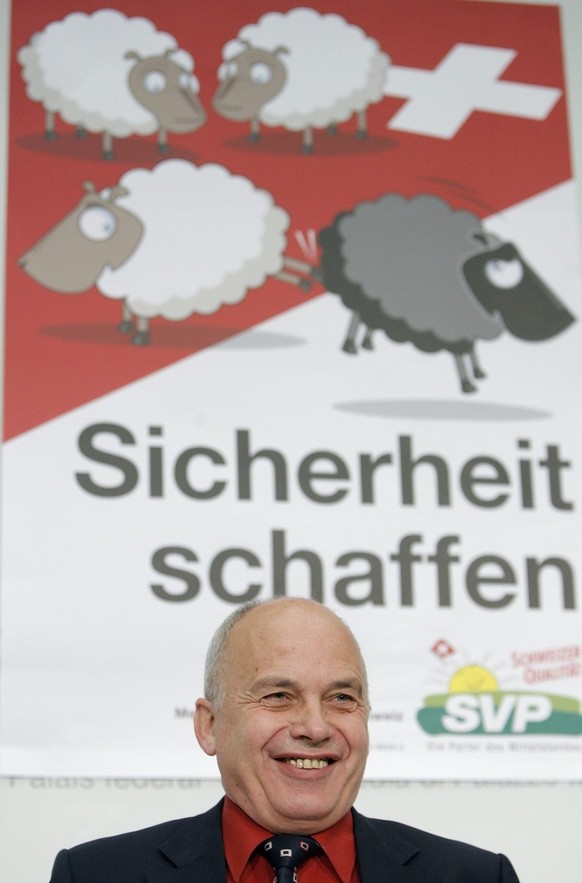 Ueli Maurer, Praesident SVP, lacht bei einer Medienkonferenz am Freitag, 13. Juli 2007 in Bern. Die SVP informierte 100 Tage vor den Wahlen ueber ihre Wahlkampfthemen. (KEYSTONE/Peter Klaunzer)