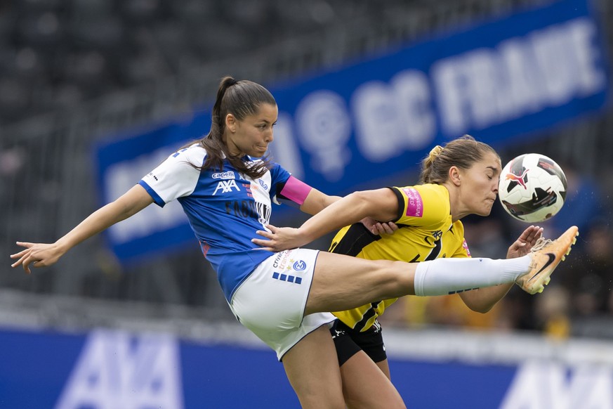 Luna Lemperiere (C) (GC), links, und Courtney Aliza Strode (YB), rechts, kaempfen um den Ball waehrend des Playoff-Final-Rueckspiels der Women&#039;s Super League zwischen dem BSC Young Boys (YB) und  ...