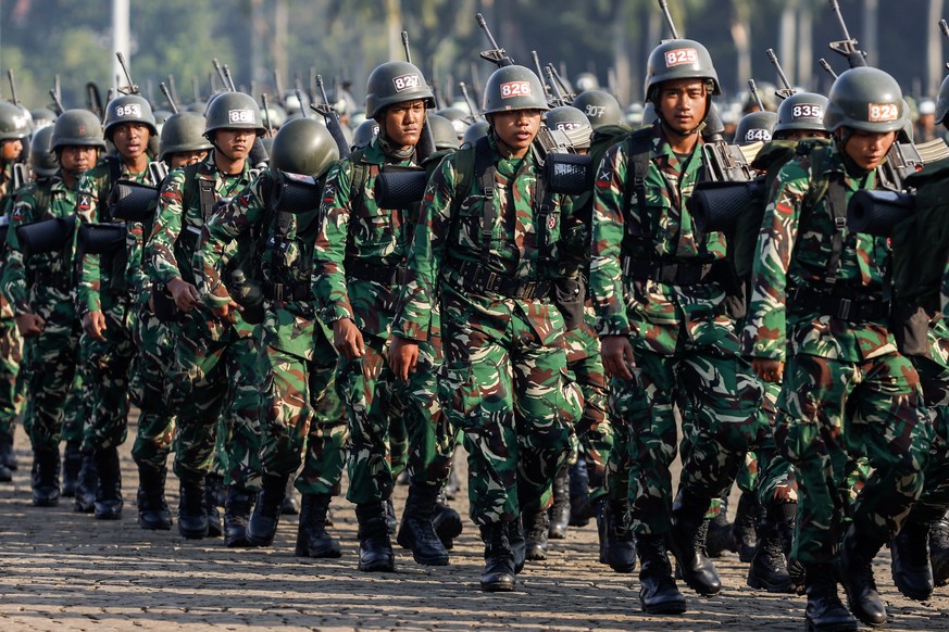 epaselect epa12342141 Indonesian military personnel arrive at the National Monument (Monas) compound as they are deployed following violent protests in Jakarta, Indonesia, 01 September 2025. Governmen ...